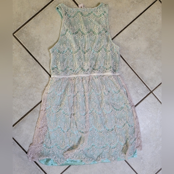 🟪 Lace Overlay dress - Picture 2 of 5